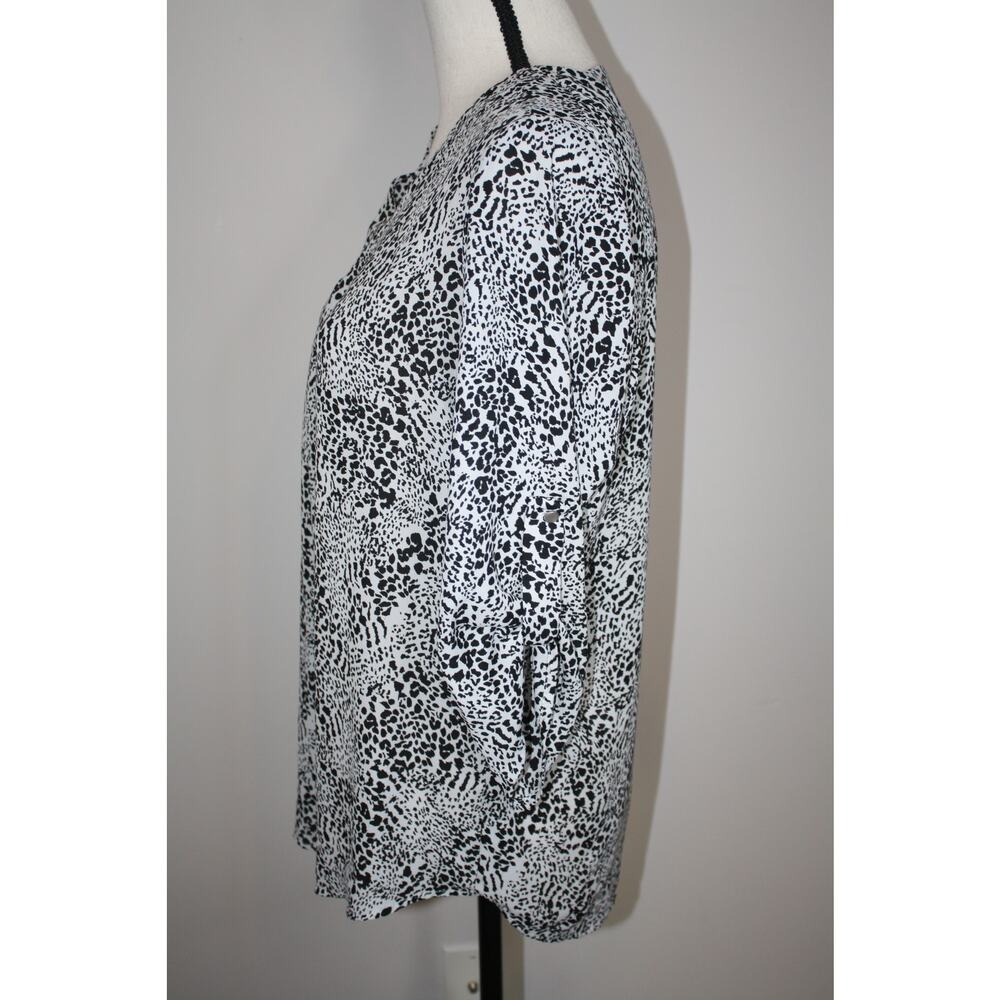 VERSE Women's Tops Blouse Medium Black & White Animal Print V-Neck Tunic‎ - Picture 3 of 5
